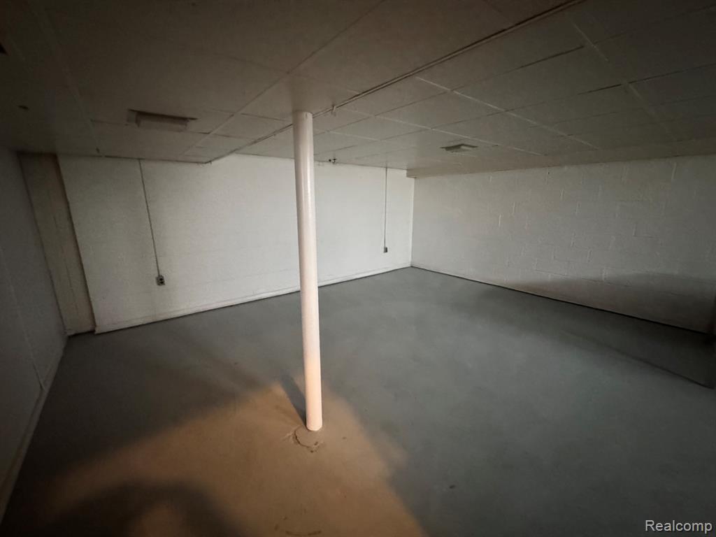 20910 Van Antwerp, Harper Woods, MI 48225 — Photo 17