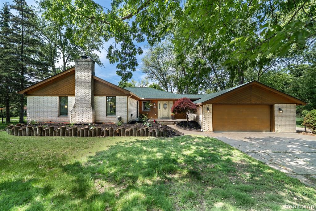 7806 Circle Boulevard, West Bloomfield, MI 48323 — front exterior