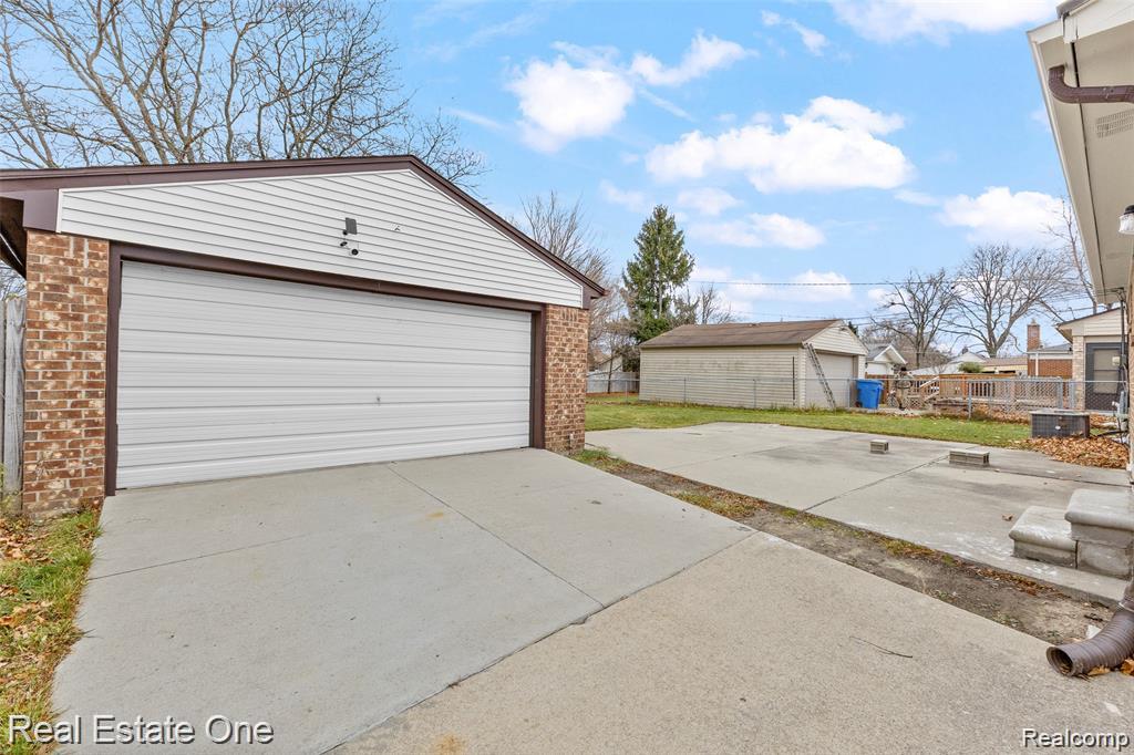 8456 Robindale Street, Dearborn Heights, MI 48127 — Photo 18