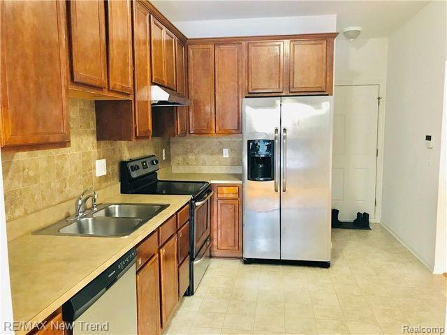 41261 N MAPLEWOOD Drive, Canton, MI 48187 — Photo 4