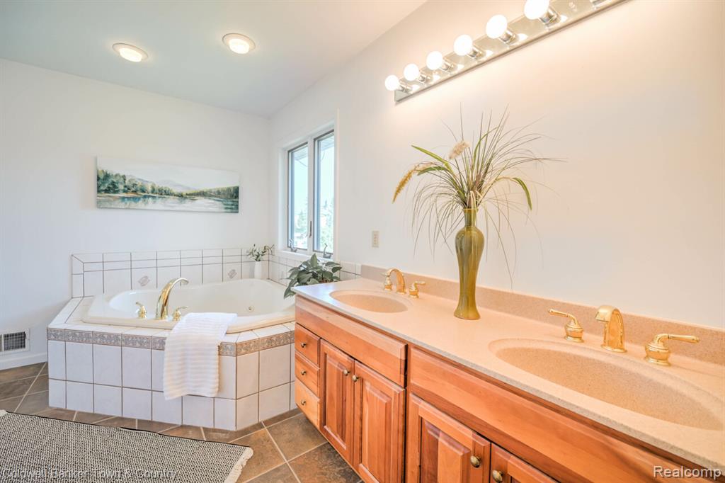 11265 N Shore Drive, Whitmore Lake, MI 48189 — Photo 29