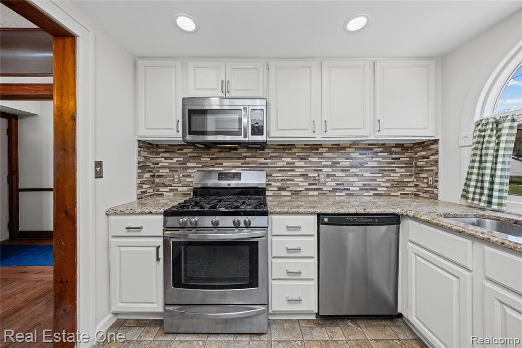 4058 Lomley Avenue, Waterford, MI 48329 — Photo 14