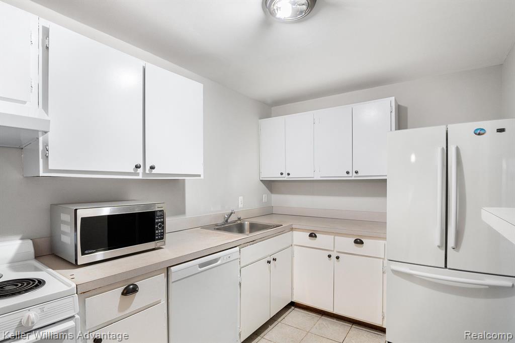 31993 W 12 MILE Road, 313, Farmington Hills, MI 48334 — Photo 12