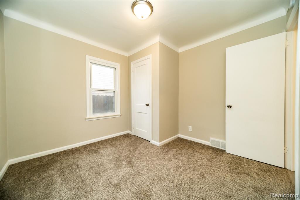 634 W HARWOOD Avenue, Madison Heights, MI 48071 — Photo 31