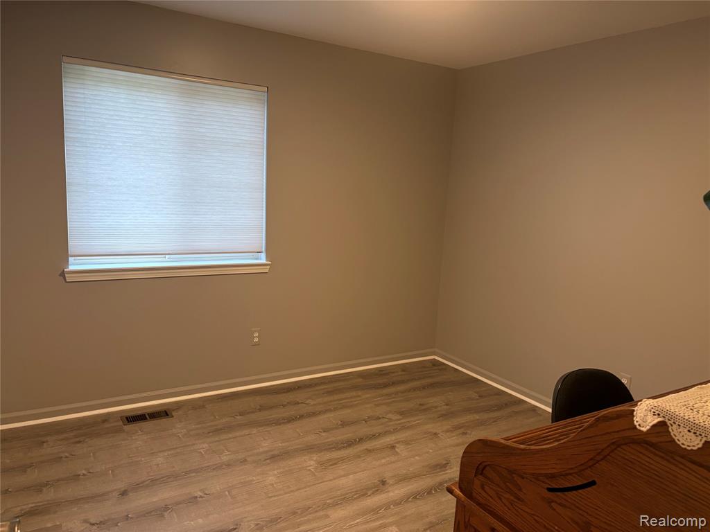 490 Cove View Drive, Waterford, MI 48327 — Photo 33