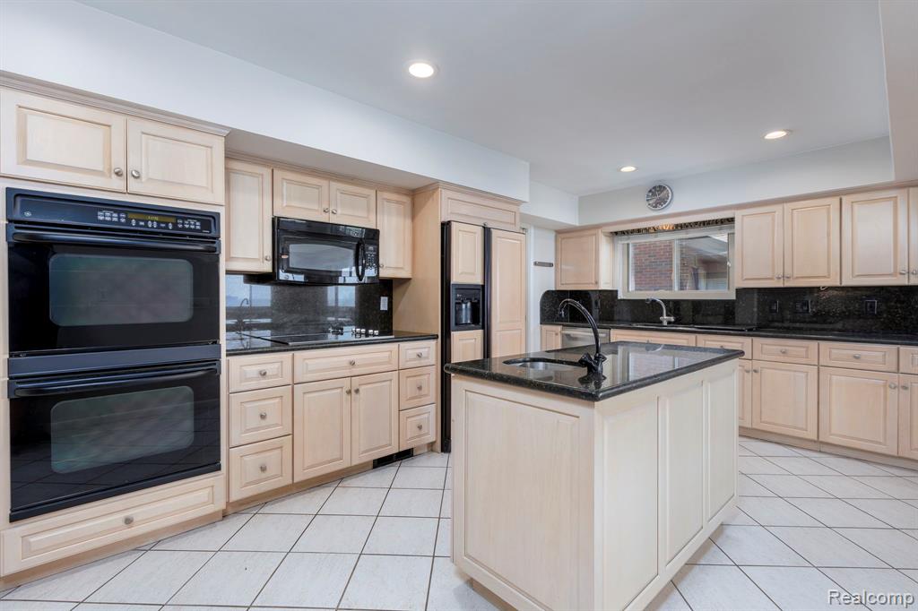 22606 Ardmore Park Drive, Saint Clair Shores, MI 48081 — Photo 24