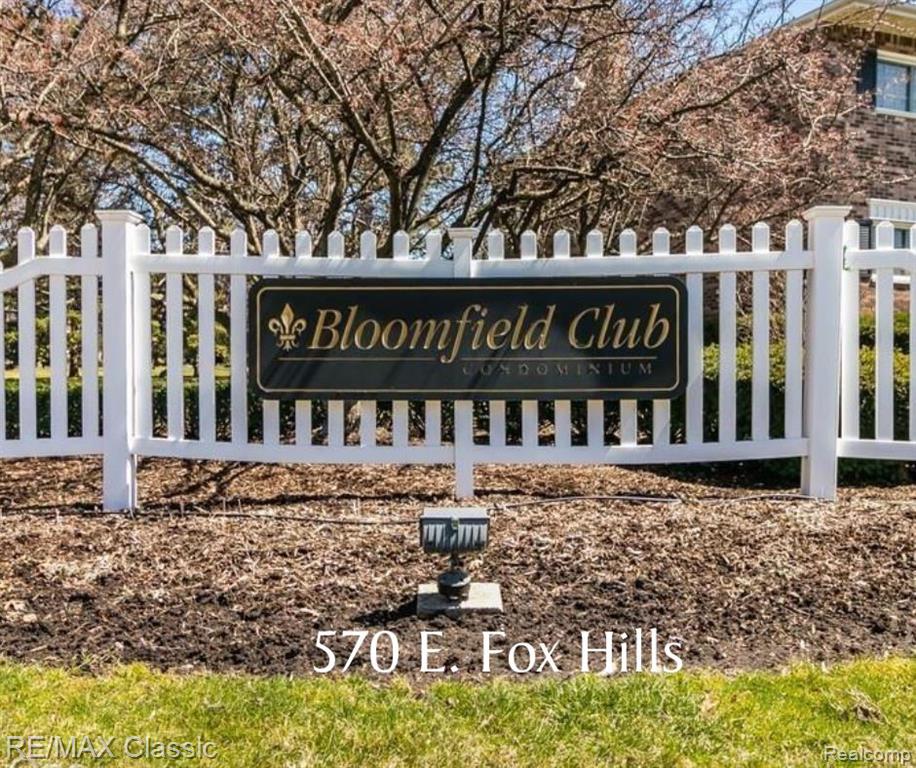 570 E FOX HILLS Drive, Bloomfield Hills, MI 48304 — Photo 2