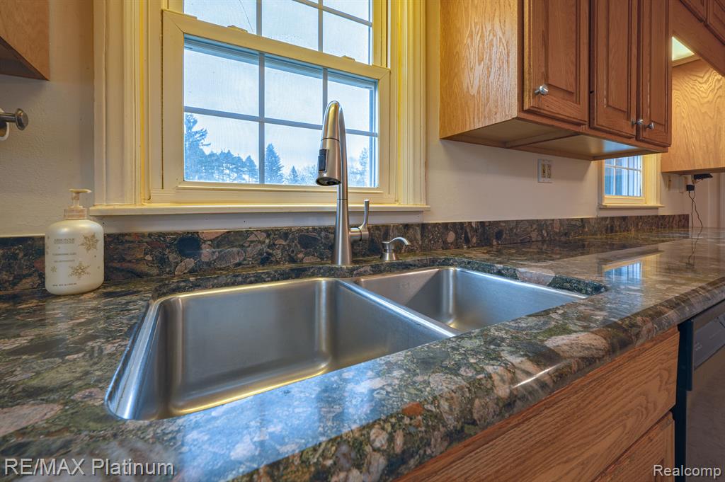 850 W MAPLE Road, Milford, MI 48381 — Photo 12