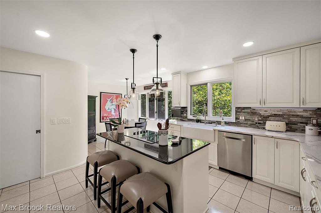 4872 Cliffside Drive, West Bloomfield, MI 48323 — Photo 11