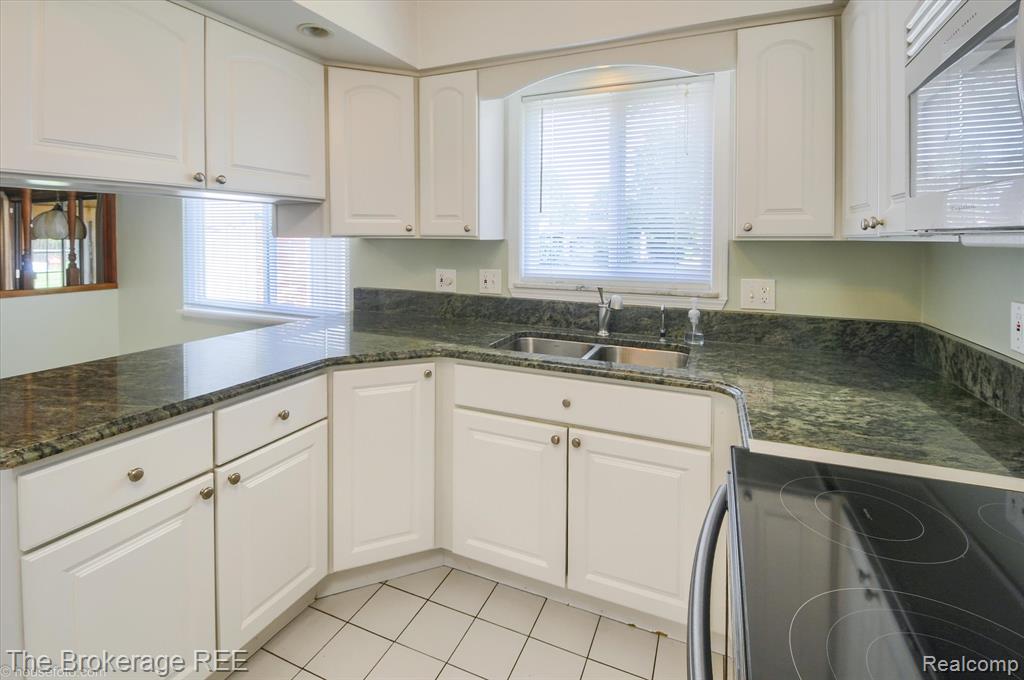 6228 Greenview Drive, Burton, MI 48509 — Photo 14