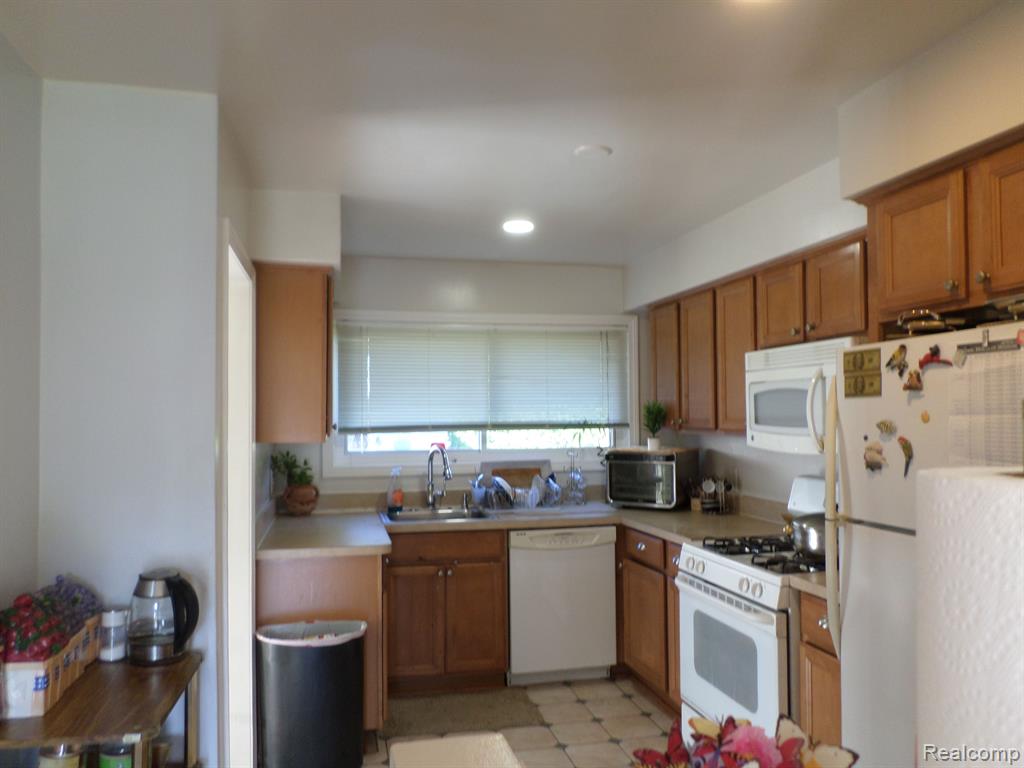 8386 N COLONIAL Street, Dearborn Heights, MI 48127 — Photo 9