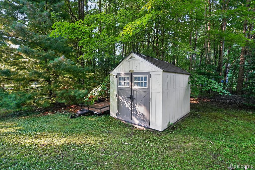 8696 Sargent Road, Fowlerville, MI 48836 — Photo 33