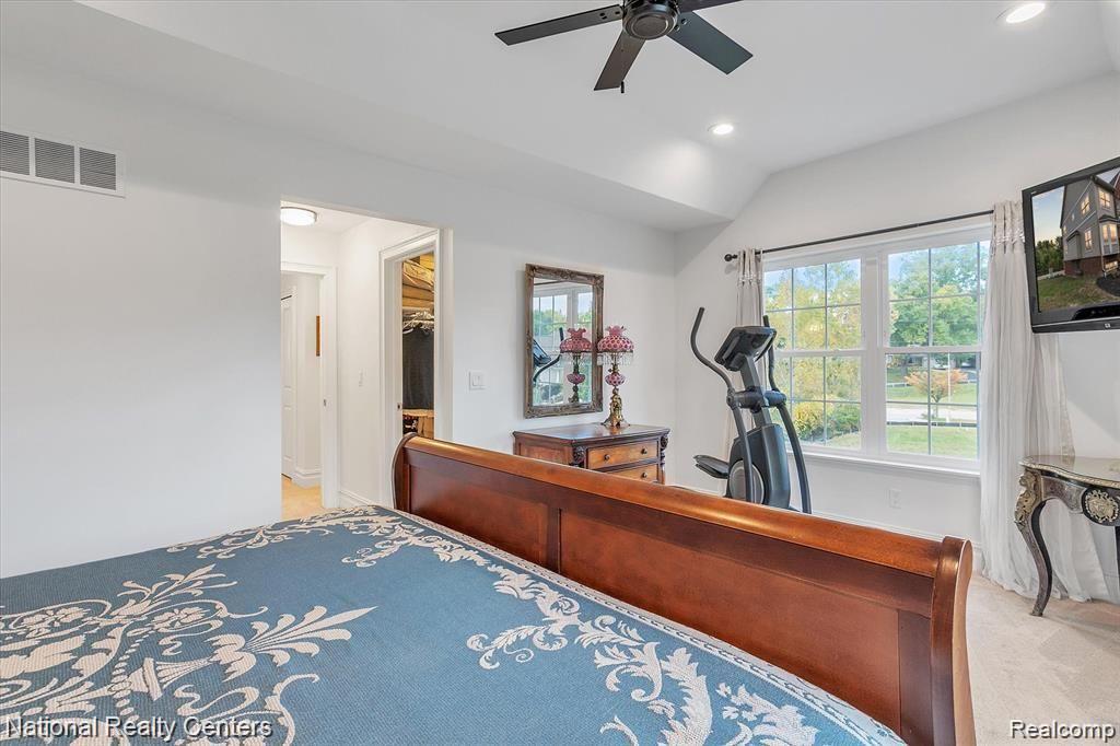 581 VILLAGE Lane, Milford, MI 48381 — Photo 21