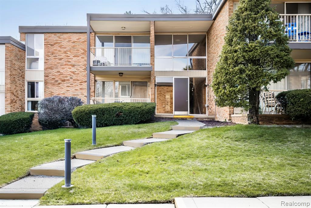 4049 W Maple Road, A205, Bloomfield Hills, MI 48301 — front exterior