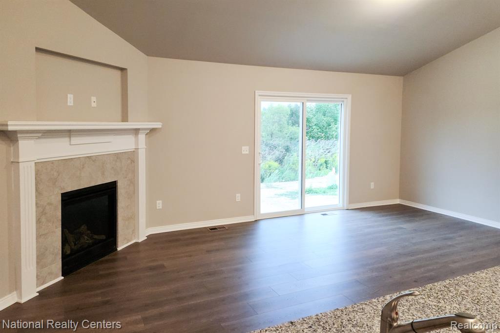 303 Devonshire Drive, 7, Lapeer, MI 48446 — Photo 8