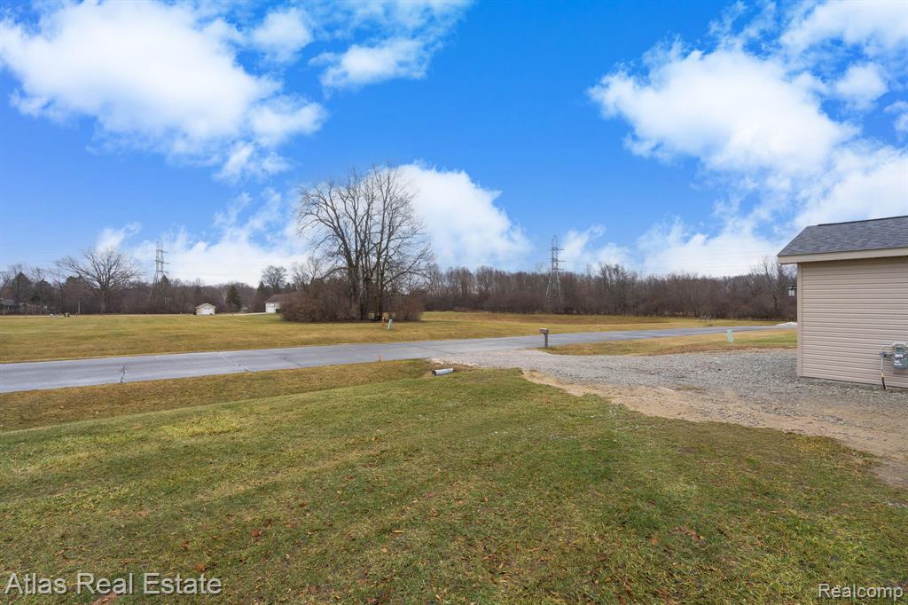 4081 Hidden View Drive, Flint, MI 48506 — Photo 11
