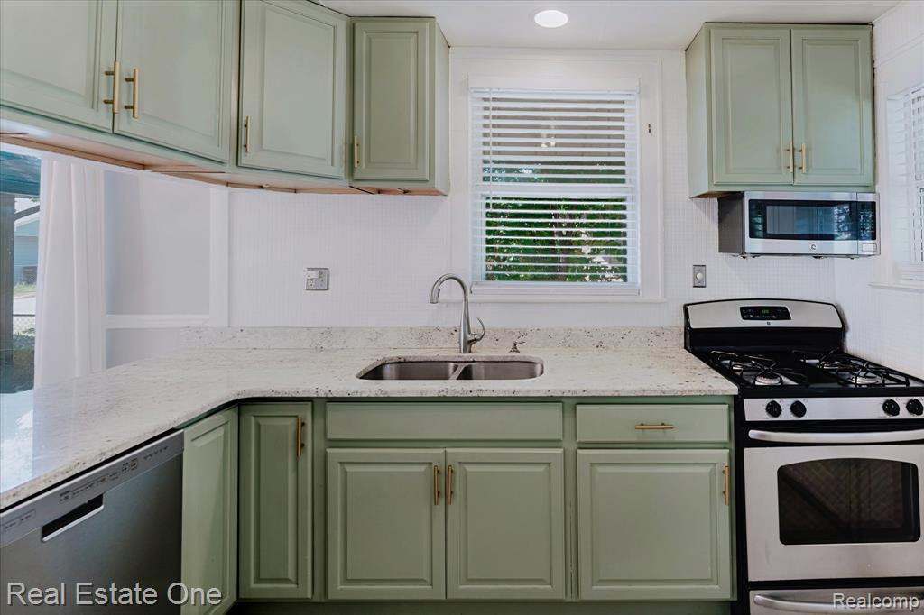 2918 Nagle Court, Keego Harbor, MI 48320 — Photo 9