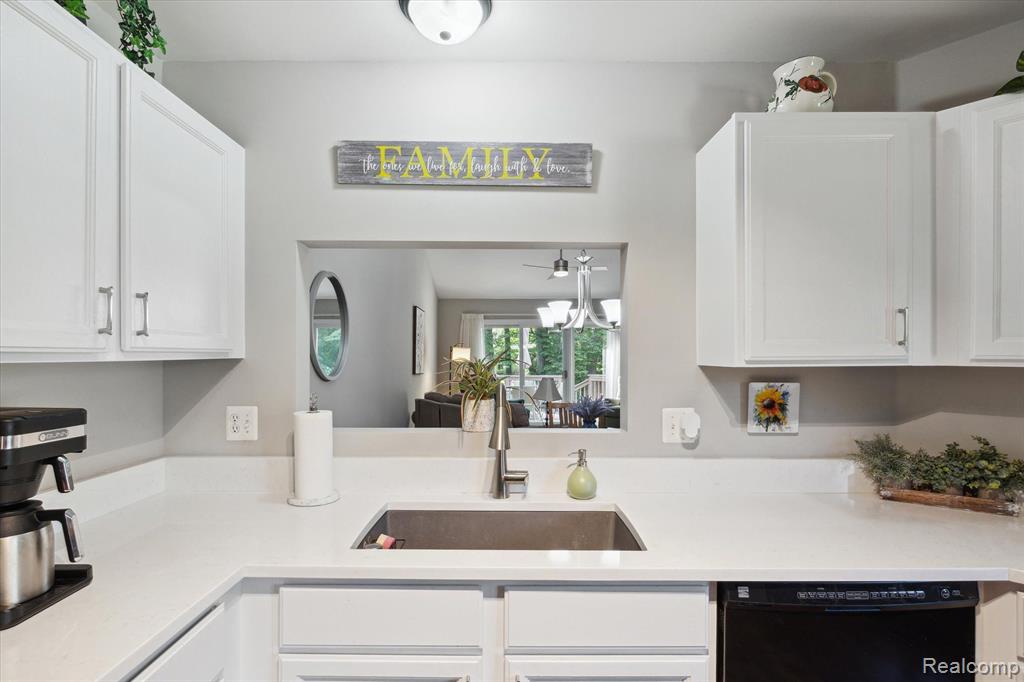 2736 MAPLE FOREST Drive, Wixom, MI 48393 — Photo 9