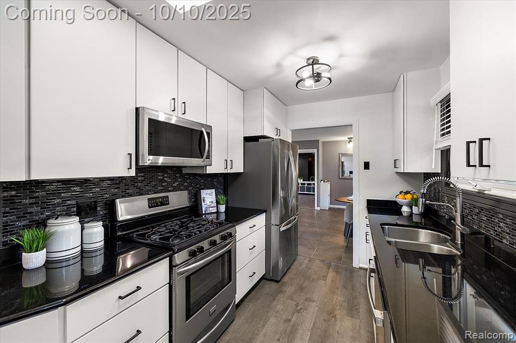 7496 Cornwall Court, West Bloomfield, MI — Photo 18