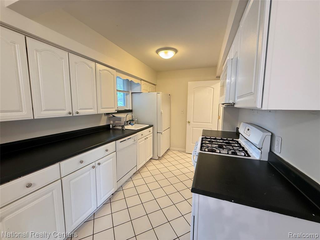 8981 Shannon Drive, Sterling Heights, MI 48314 — Photo 15