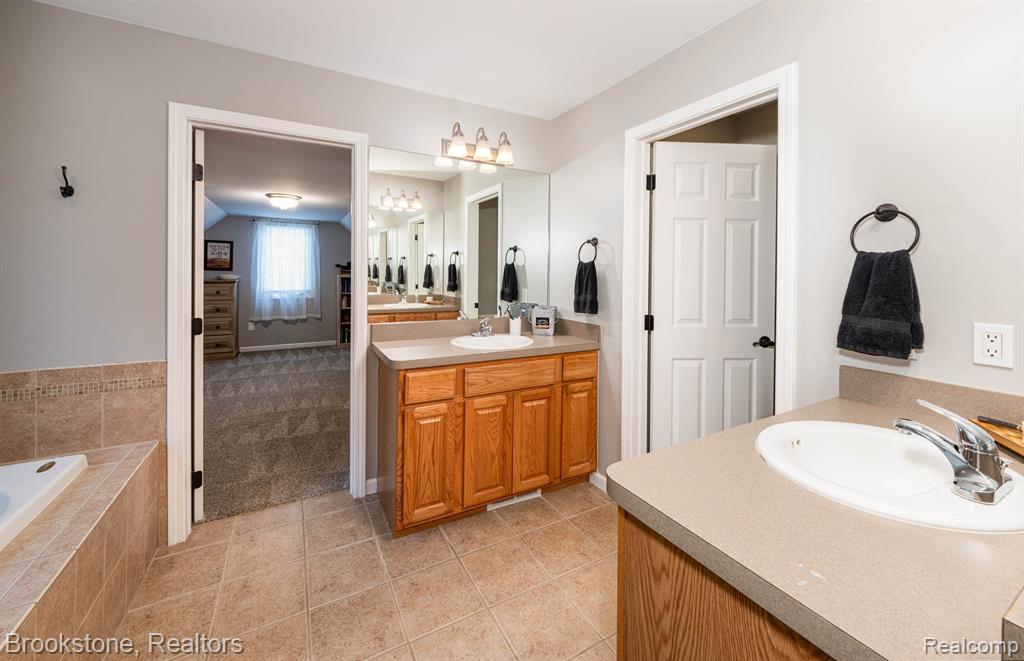 921 OLD HICKORY LANE Lane, Lake Orion, MI 48362 — Photo 13