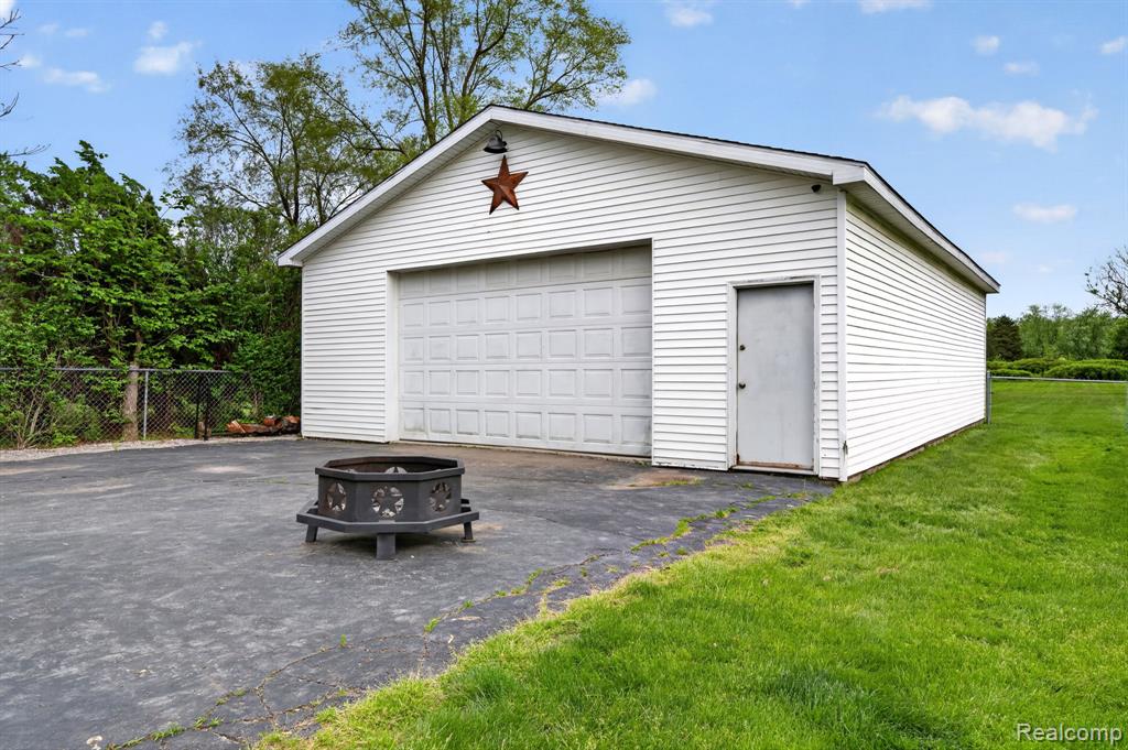 6354 Lapeer Road, Burton, MI 48509 — Photo 7