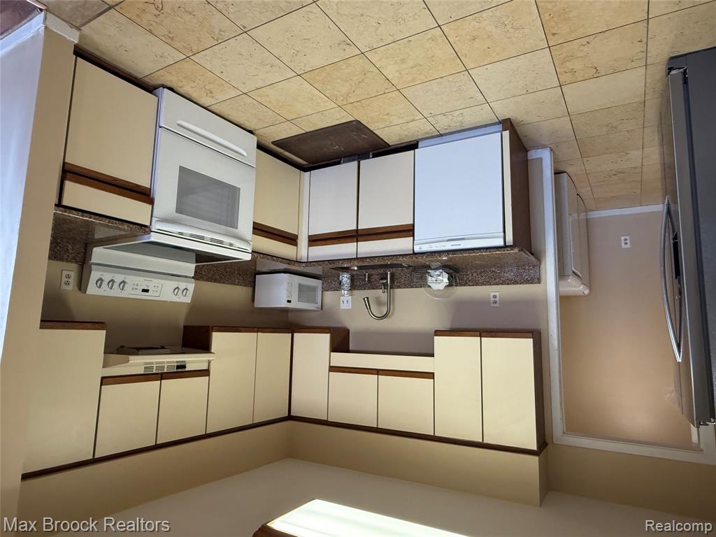 6670 Maple Lakes Drive, West Bloomfield, MI — Photo 8