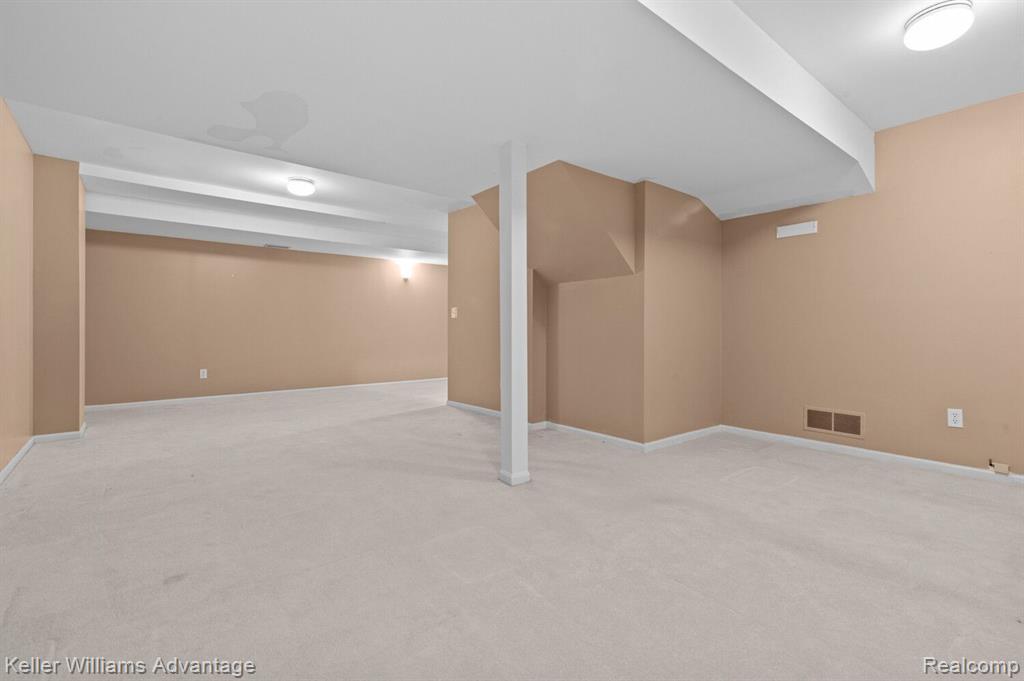 2527 PINE Drive, Wixom, MI 48393 — Photo 28