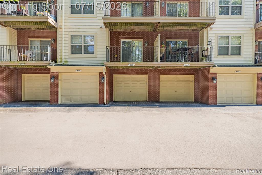 609 Village Lane, Milford, MI 48381 — Photo 34
