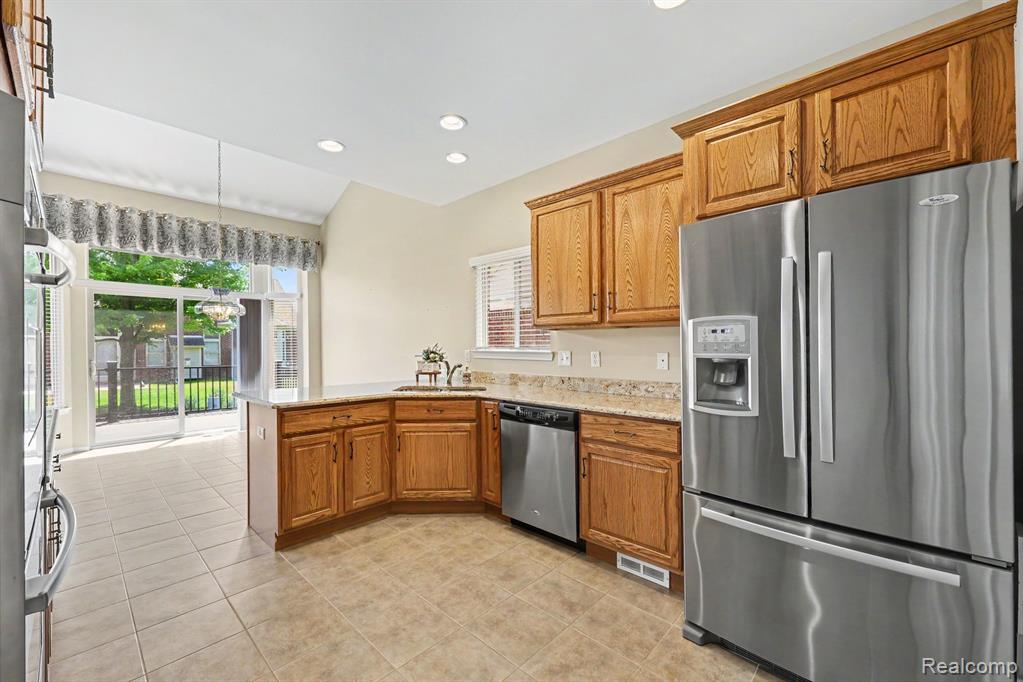 6670 Lexington Avenue S, Shelby Twp, MI 48317 — Photo 13
