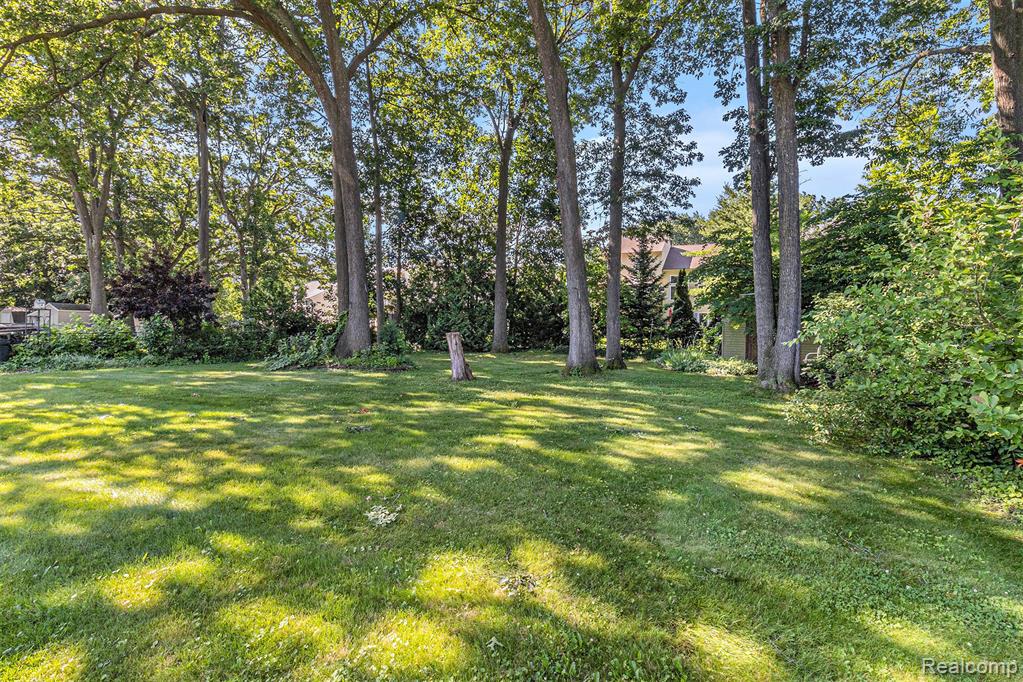 5559 Pleasant Drive, Waterford, MI 48329 — Photo 21