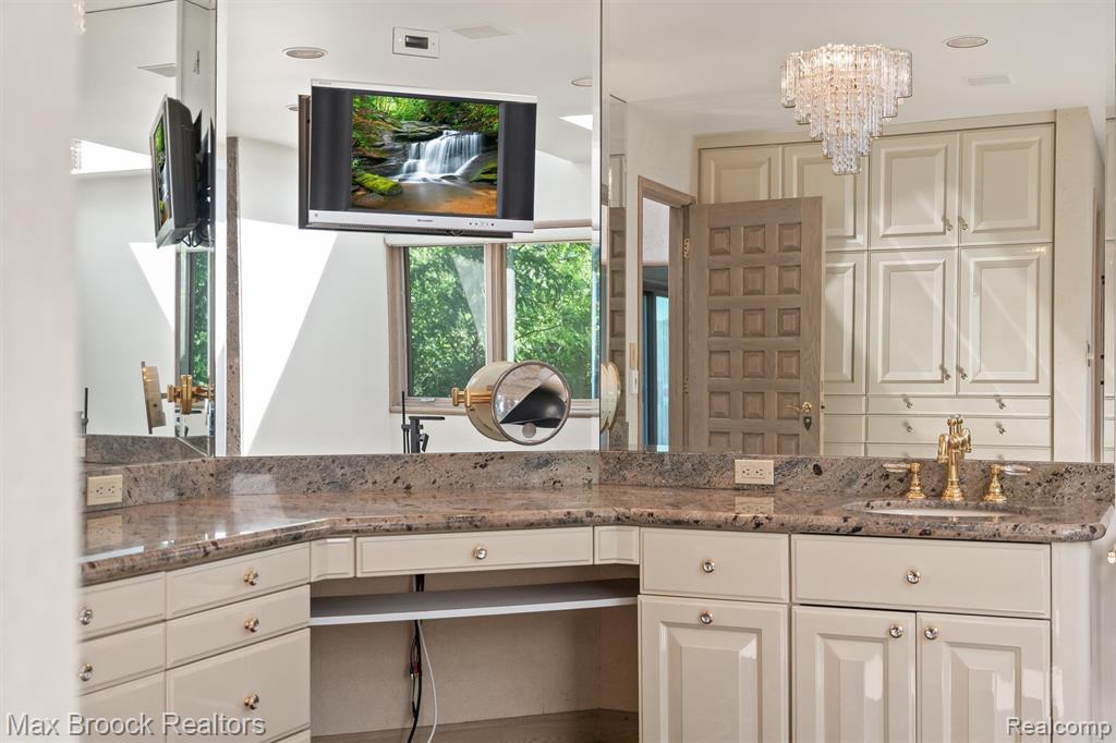 3333 W Shore Drive, Orchard Lake Village, MI 48324 — Photo 45