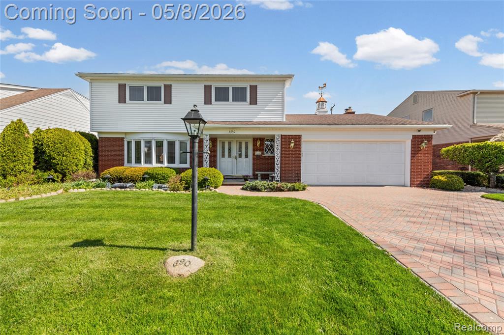 690 Briarcliff Drive, Grosse Pointe Woods, MI 48236 — front exterior