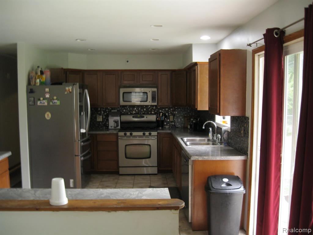 4500 Pommore, Milford, MI 48380 — Photo 13