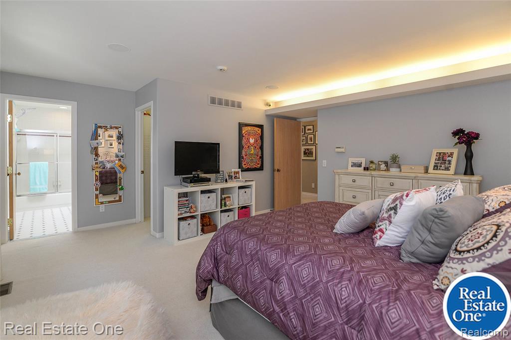 9673 CROSS CREEK Drive, South Lyon, MI 48178
