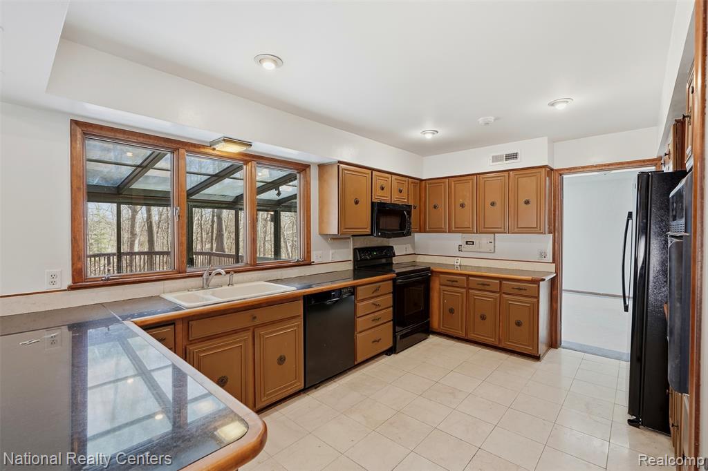 4710 Cove Road, West Bloomfield, MI 48323 — Photo 15