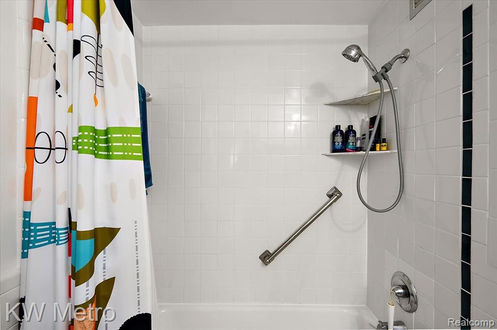 1300 E Lafayette Street, 1001, Detroit, MI 48207 — Photo 32