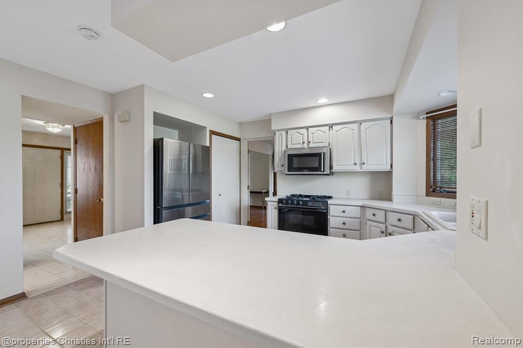 48818 Pebble Lane, Novi, MI — Photo 18