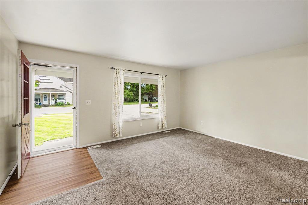 606 Hickory Street, Fenton, MI 48430 — Photo 2