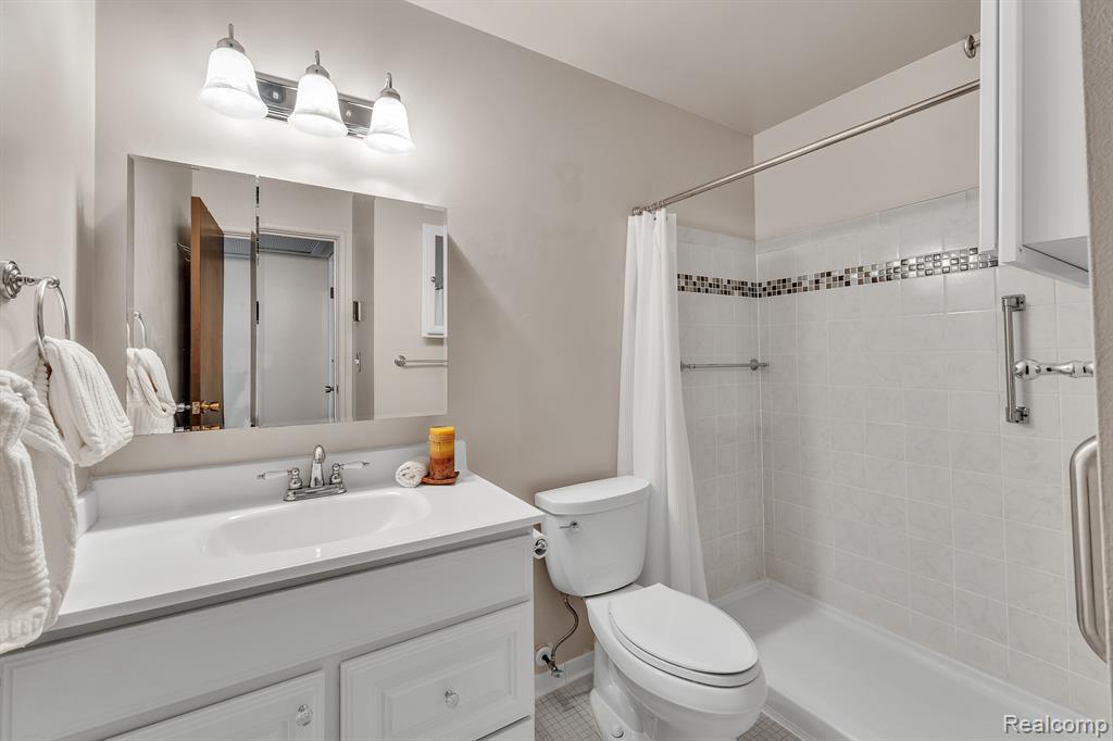 1842 COLONIAL VILLAGE Way, 2, Waterford, MI 48328 — Photo 23