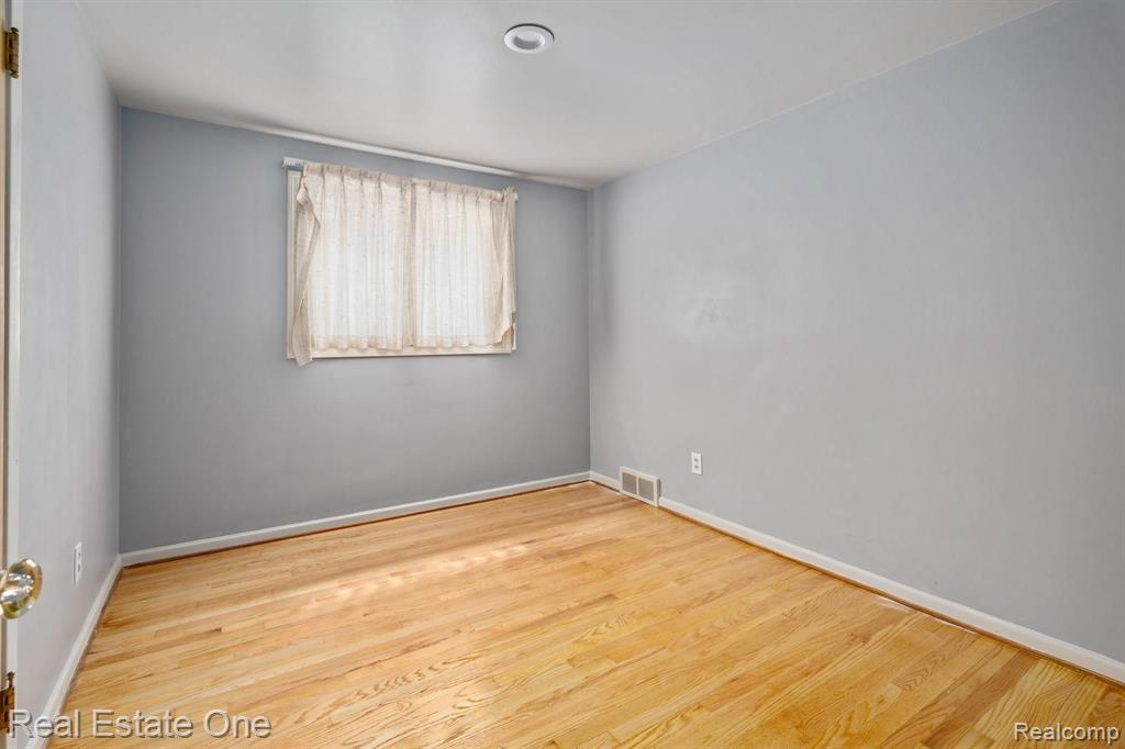 21135 LITTLESTONE Road, Harper Woods, MI 48225 — Photo 10