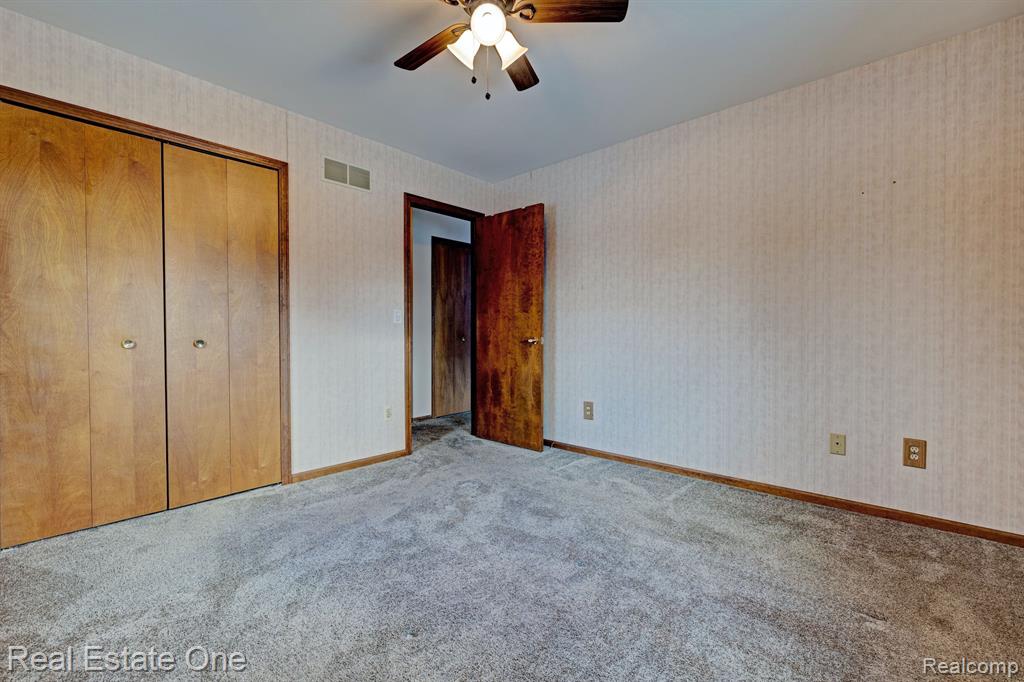9045 E BLUEWATER Drive, Clarkston, MI 48348 — Photo 16