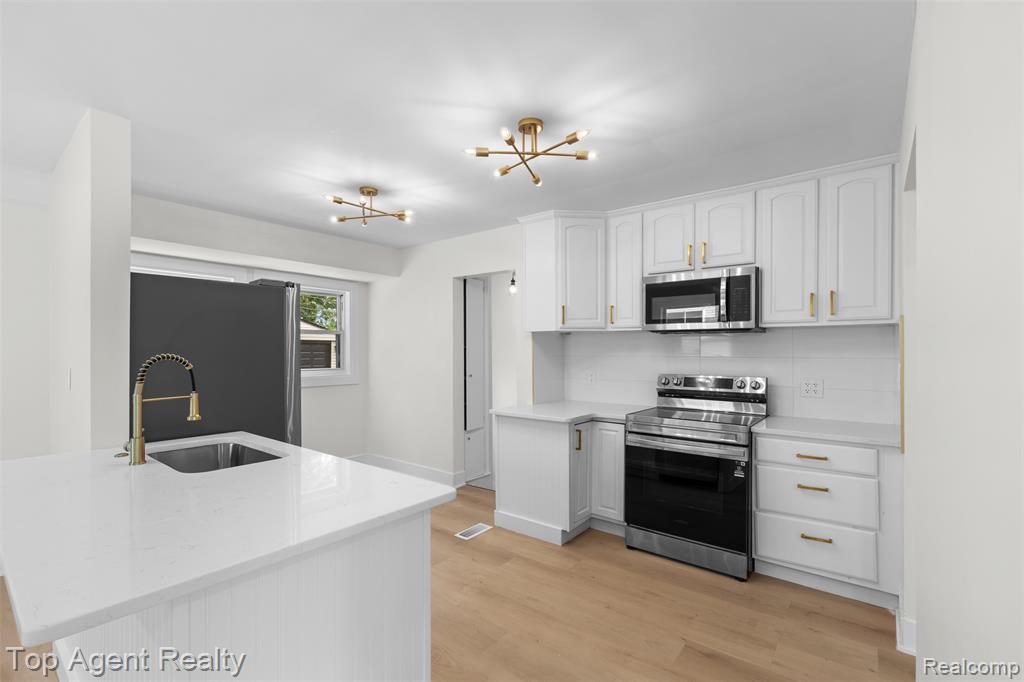 24300 Seneca Street, Oak Park, MI 48237 — Photo 17