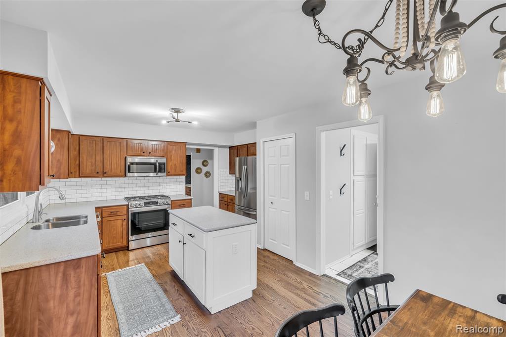 45077 Roundview Drive, Novi, MI — Photo 11