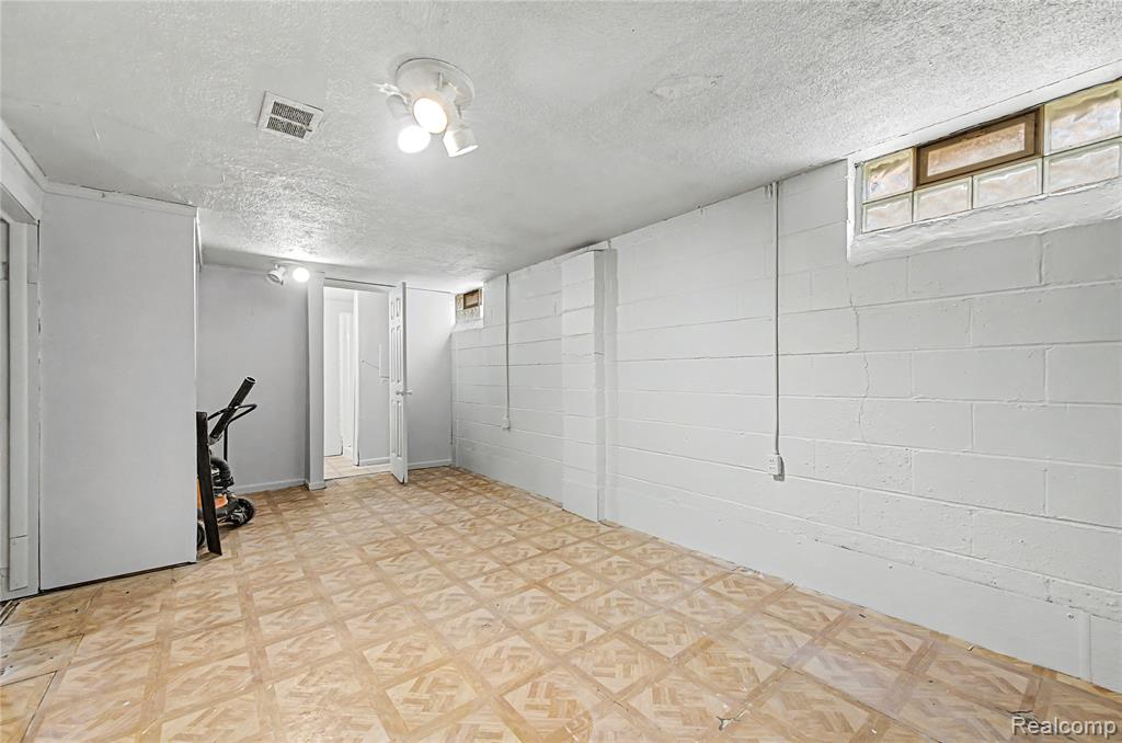 516 E Granet Avenue, Hazel Park, MI 48030 — Photo 23