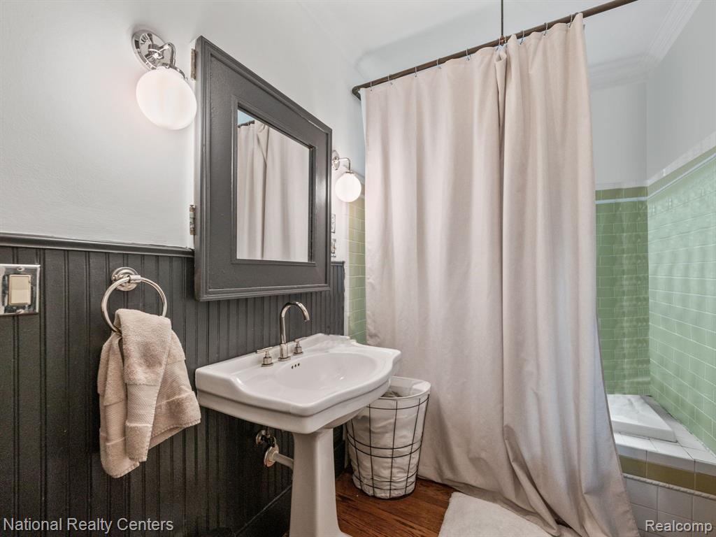 44 DEVONSHIRE Road, Pleasant Ridge, MI — Photo 16