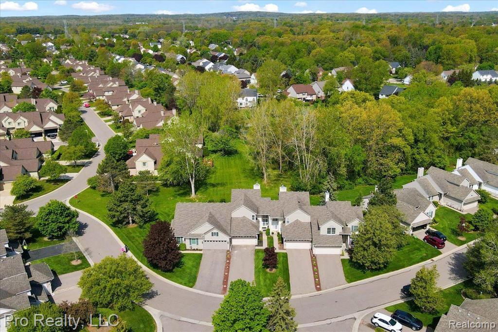 863 CALPERNIA, Wixom, MI 48393 — Photo 35