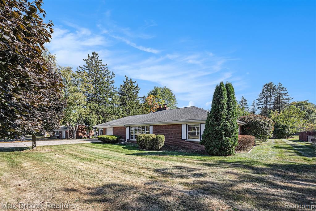 60 E Hurst Drive, Troy, MI 48085 — Photo 2