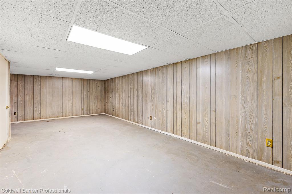 2685 ROUNDTREE Drive, Troy, MI 48083 — Photo 32