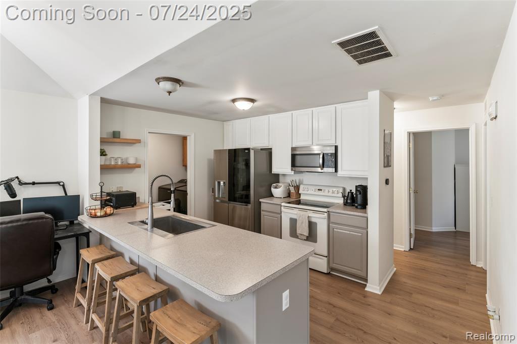 729 Amberly Dr, C, Waterford, MI 48328 — Photo 11